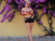 Ashley James w kolorowym bikini